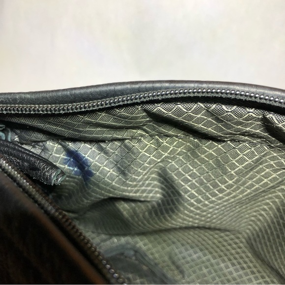 Great Bags Crocodile Texture Leather Two-Toned Crossbody Bag. - Picture 9 of 9